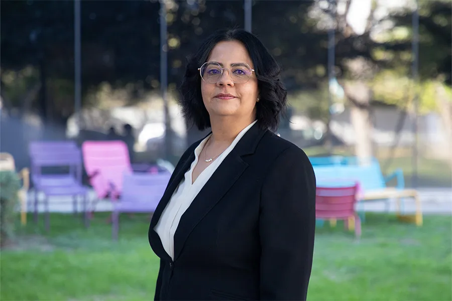 Directora de Mentor&iacute;a de Prepatec Laguna posa a fotograf&iacute;a al aire libre