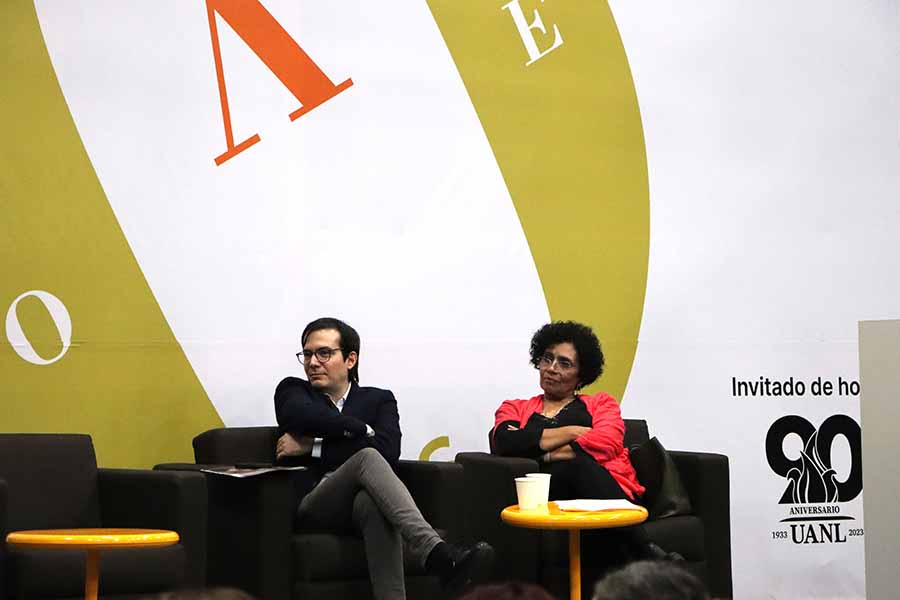 Humberto Beck y Malva Flores participaron en la mesa "Leer poesía con Gabriel Zaid” en la FIL.