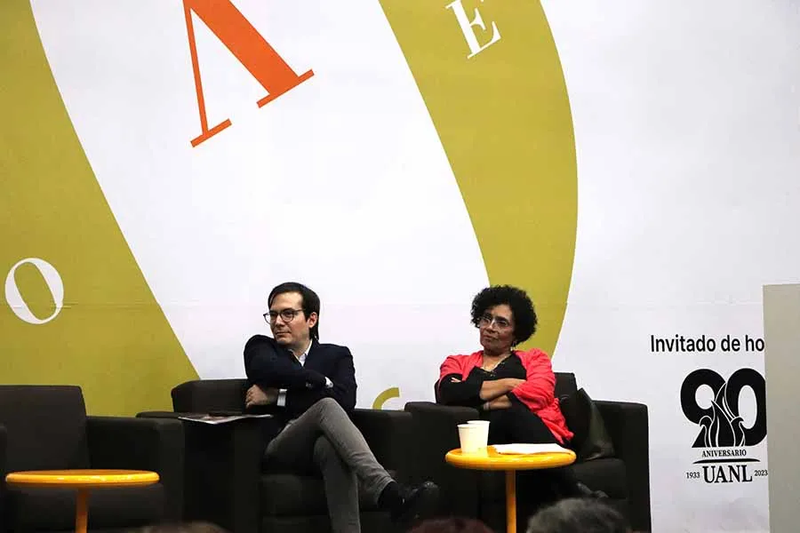 Humberto Beck y Malva Flores participaron en la mesa "Leer poesía con Gabriel Zaid” en la FIL. 