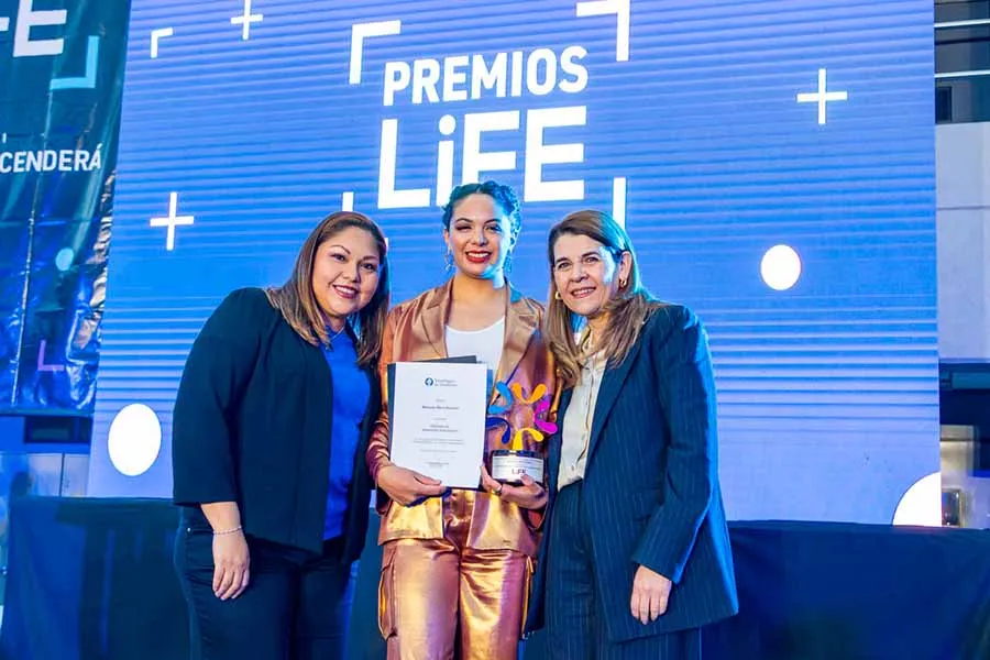 Liliana L&oacute;pez, directora de LiFE, Mariana Otero y Claudia Gallegos durante la ceremonia de Premios LiFE. Foto: Alejandro Bert&iacute;n Ruiz Arriaga. 