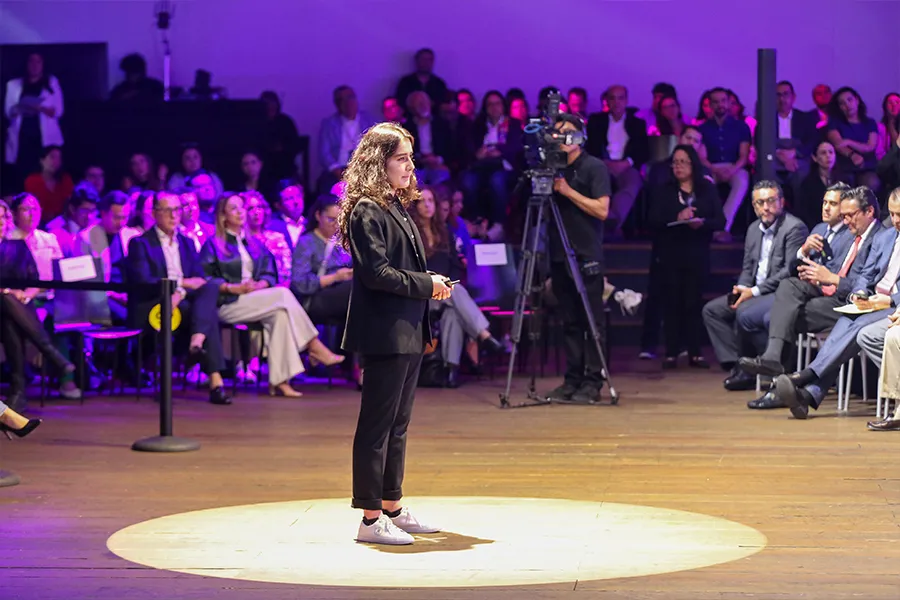 Victoria de Le&oacute;n presenta Ontla, la primera biotinta invisible UV mexicana hecha con residuos de camar&oacute;n.