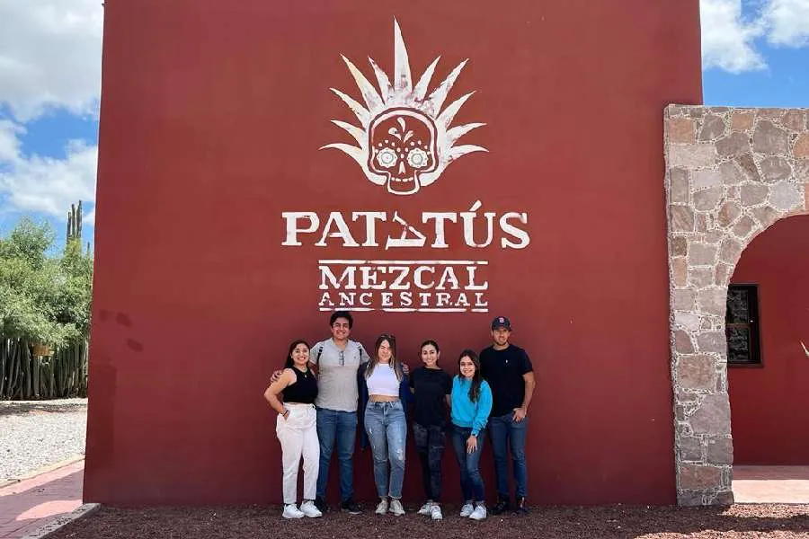 Estudiantes de la Escuela de Negocios de Tec campus SLP durante una visita al socio formador Mezcal Patat&uacute;s. 