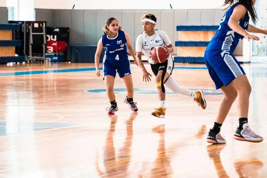 Michelle Pardo juega basquetbol despu&eacute;s de un vencer al c&aacute;ncer 