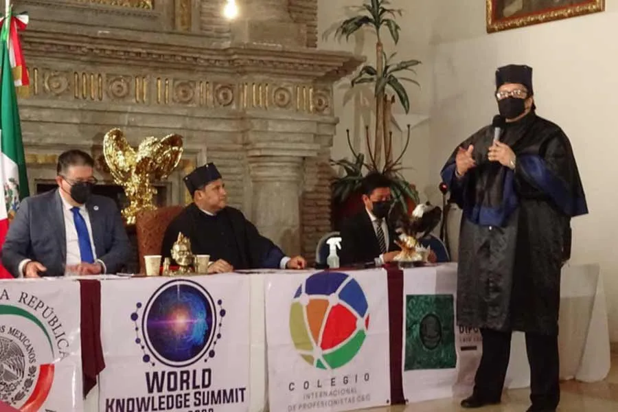Doctor Miguel &Aacute;ngel Ontiveros agradeciendo premio del Senado de la Rep&uacute;blica