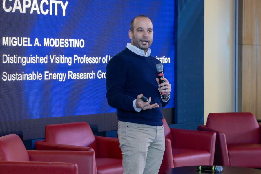 El profesor Miguel Modestino presentó sus investigaciones sobre clima.