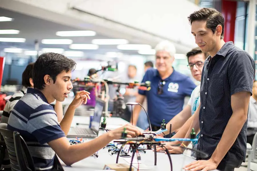 Estudiantes del campus Monterrey en clase de rob&oacute;tica