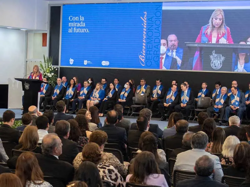 Momento durante la ceremonia de graduaci&oacute;n de Especialidades M&eacute;dicas 2023.