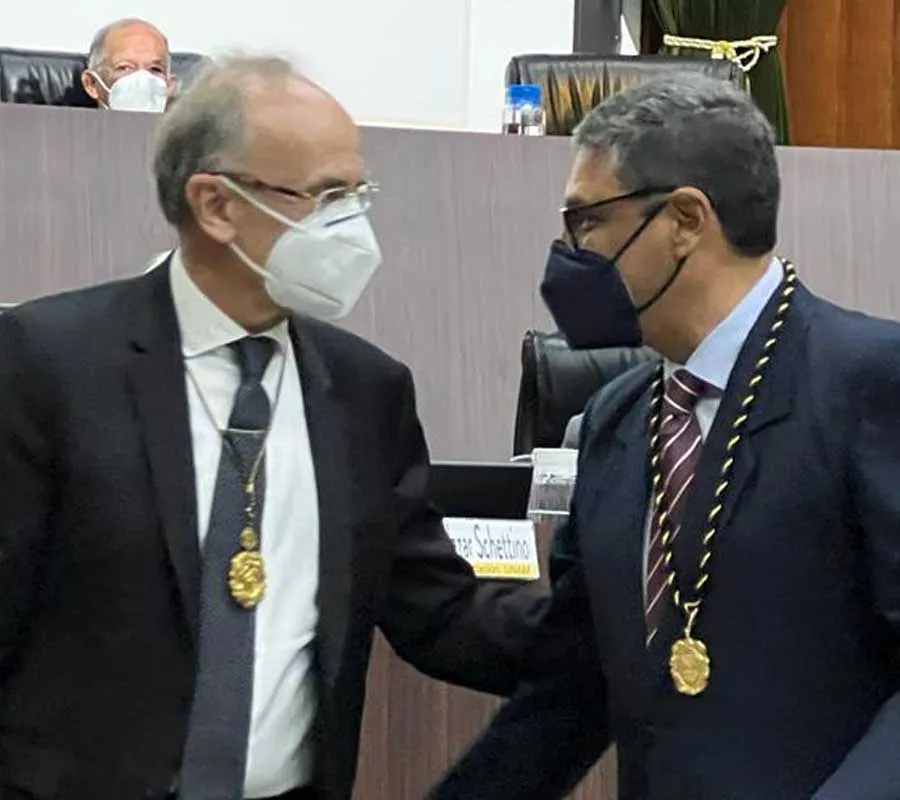 El doctor Augusto Rojas recibe constancia de membres&iacute;a a la Academia Nacional de Medicina de M&eacute;xico.