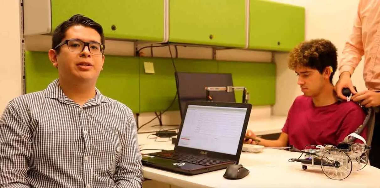 Mueven robot con se&ntilde;ales cerebrales como parte de investigaci&oacute;n que explora la interfase cerebro computadora een el tec guadalajara.
