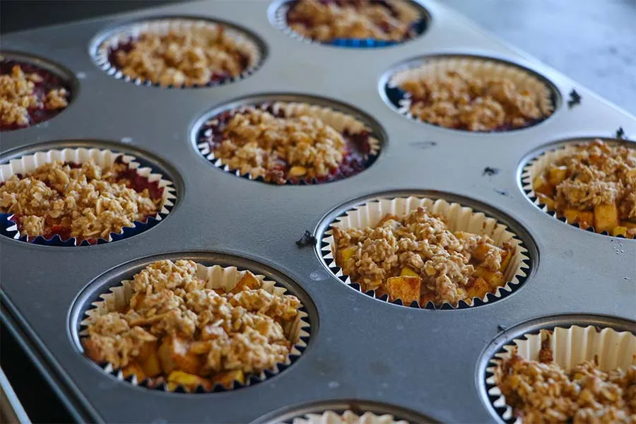 Muffins de avena con fruta: una opci&oacute;n pr&aacute;ctica para preparar con anticipaci&oacute;n y llevar como parte del lunch escolar.