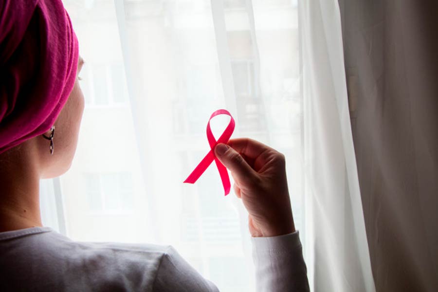 Mujer portando list&oacute;n rosa, prevenci&oacute;n c&aacute;ncer de mama