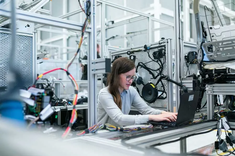 Mujer laborando en &aacute;rea de tecnolog&iacute;a