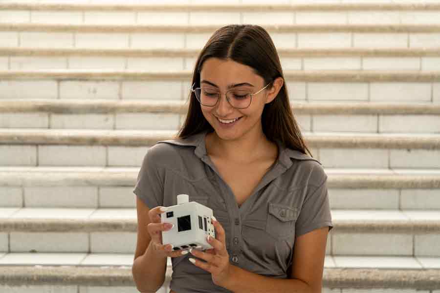 Mujer usando el dispositivo para combatir la ansiedad