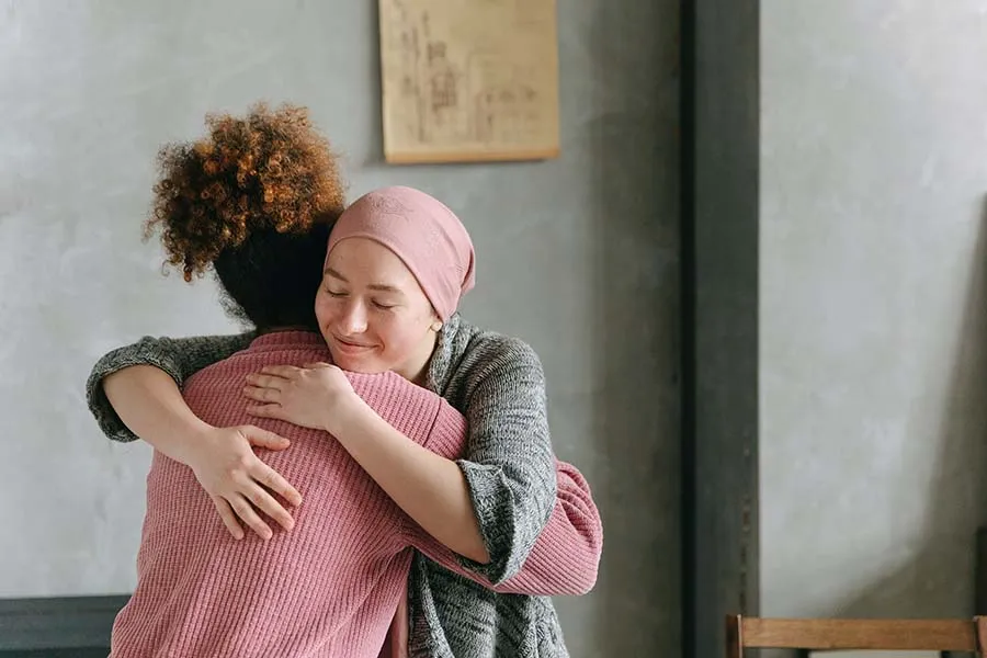 Mujer con cancer siendo acompa&ntilde;ada en su proceso de sanaci&oacute;n