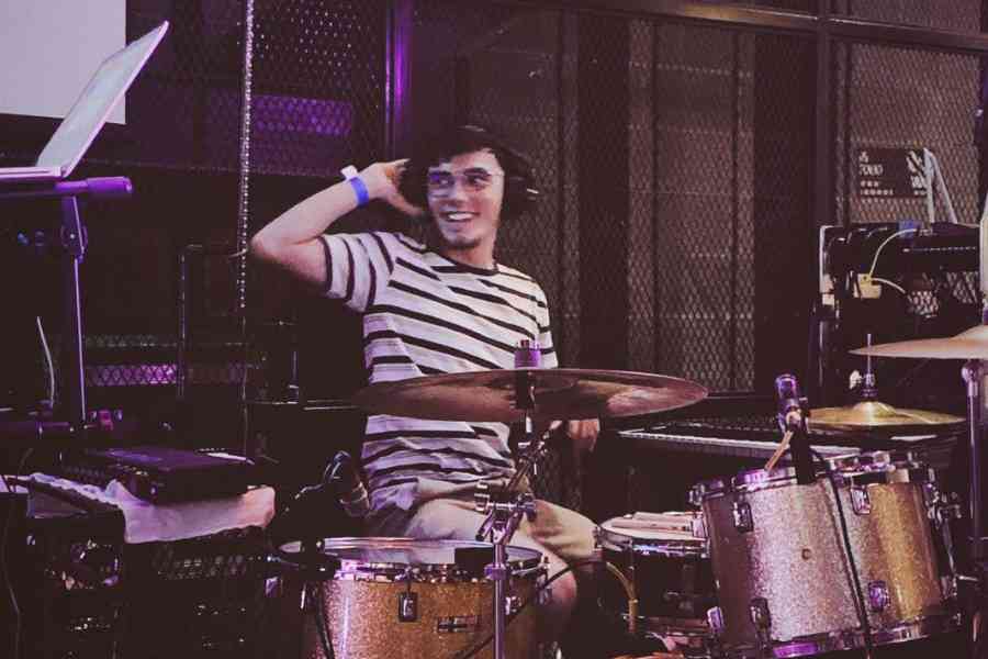 Juan Pablo tocando la bater&iacute;a en un concierto