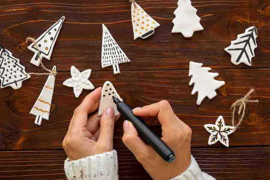 Una buena forma de fomentar la creatividad es hacer tus propios adornos navide&ntilde;os.