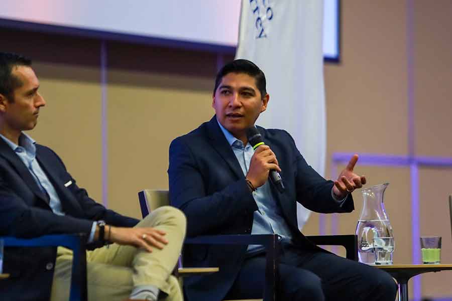 Nearshoring inteligente durante el Tec Bussiness Summit para influir en los negocios en México.