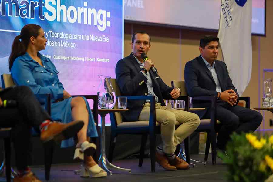 Nearshoring inteligente durante el Tec Bussiness Summit para influir en los negocios en México.