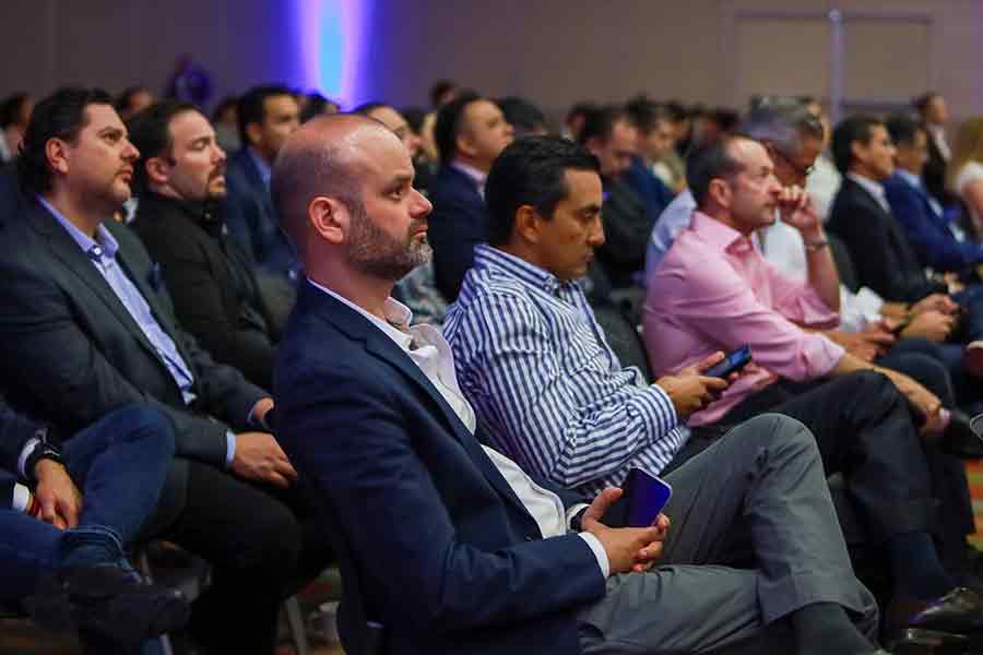 Nearshoring inteligente durante el Tec Bussiness Summit para influir en los negocios en México.