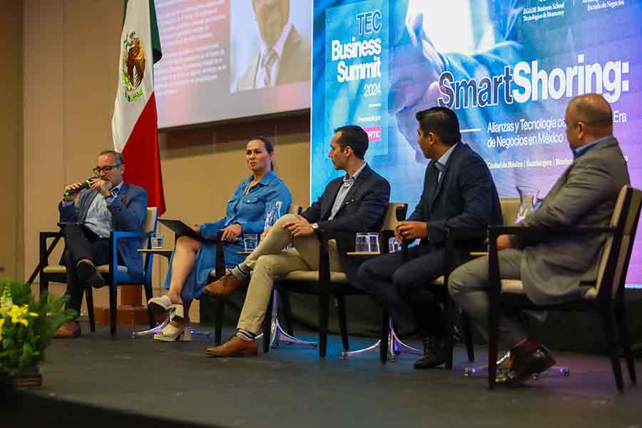 Nearshoring inteligente durante el Tec Bussiness Summit para influir en los negocios en México.