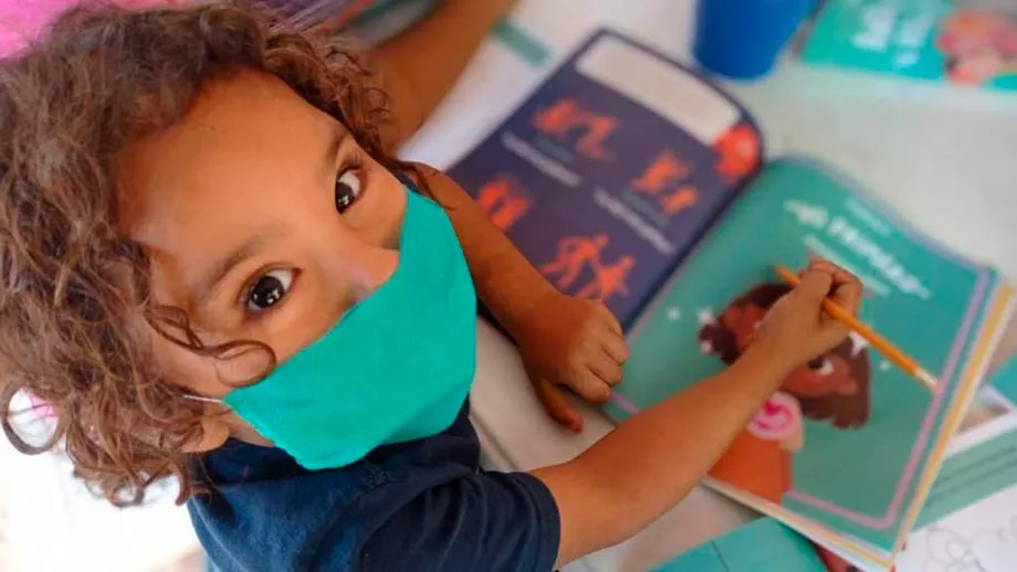 Ni&ntilde;o lee libro de Andy y Bolita