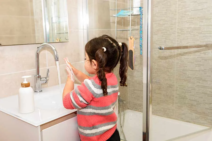 Ni&ntilde;a lav&aacute;ndose las manos