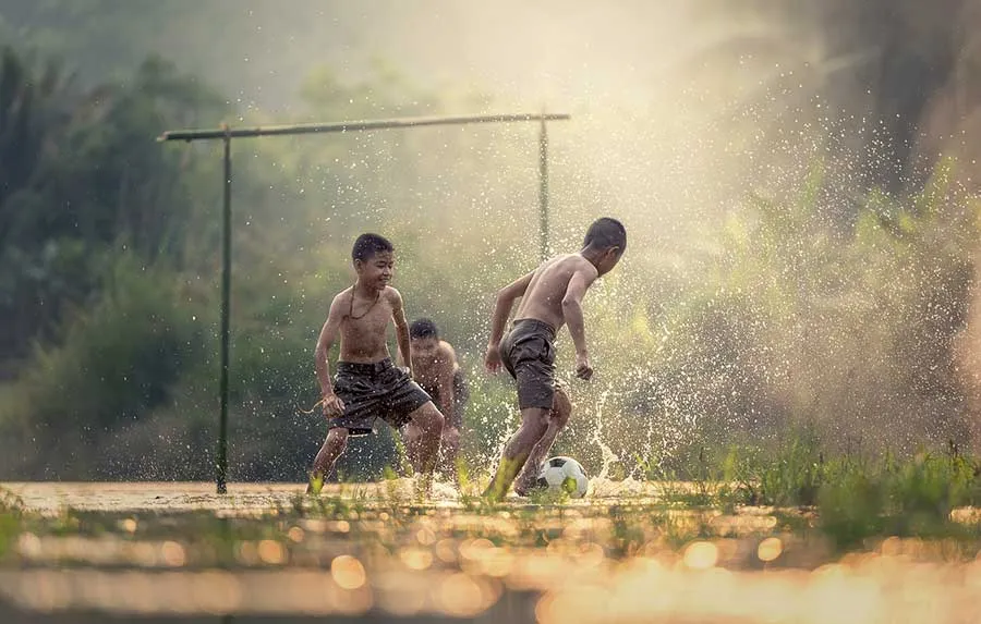 ni&ntilde;os jugando futbol