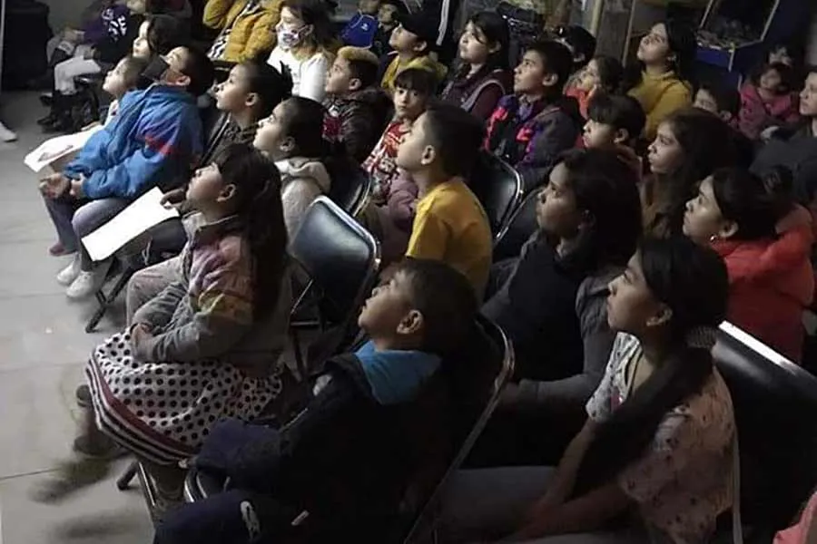 ni&ntilde;os sembrando semilla