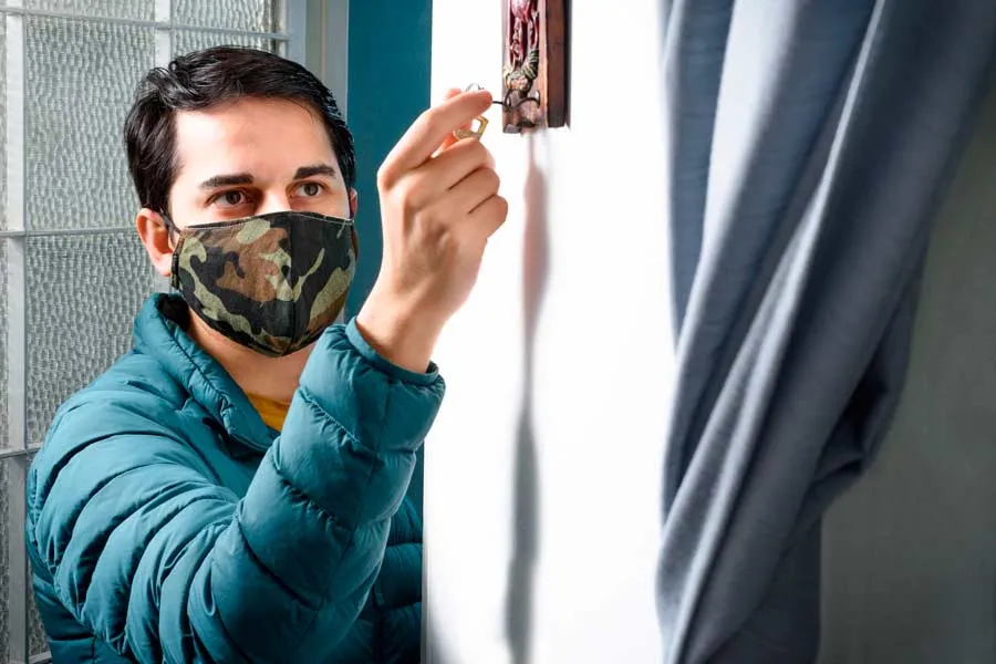 Al llegar con tus roomies puedes mantenerte aislado y extremar cuidados durante 10 d&iacute;as.