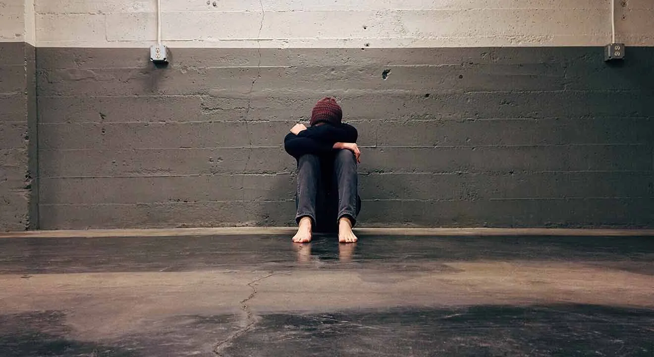 Chico absorto en su depresi&oacute;n