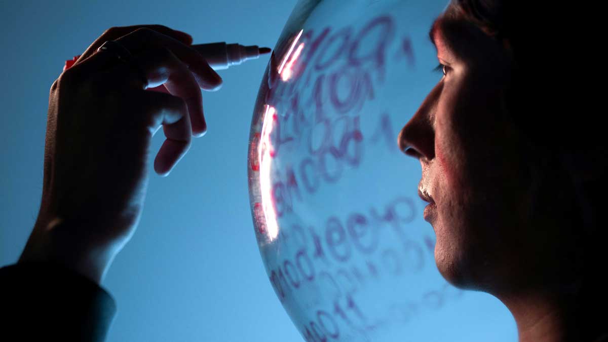 Hombre dentro de una burbuja