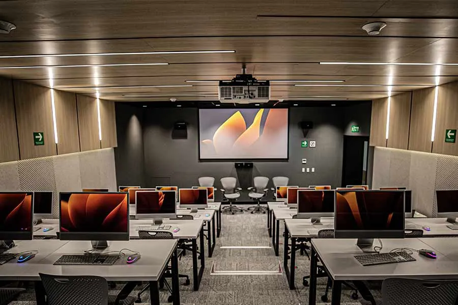El nuevo laboratorio de postproducci&oacute;n del Tec campus Santa Fe cuenta con herramientas de edici&oacute;n como Adobe Premier y Davinci Resolve
