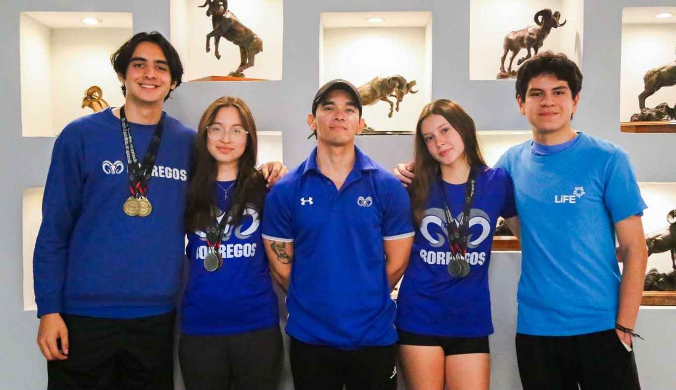 Atletas de PrepaTec Tampico con sus medallas de CONADEIP 2025.