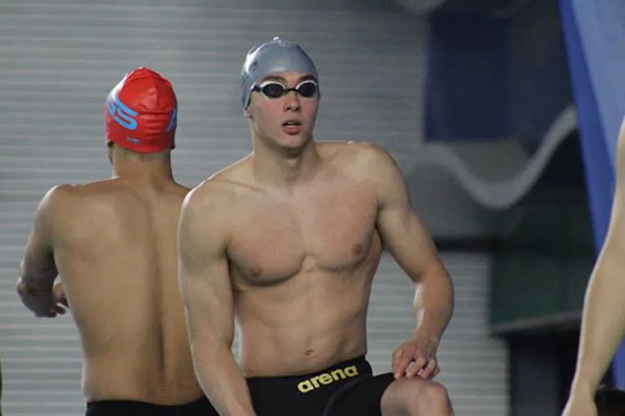 Salvador Medina en competencia de nataci&oacute;n