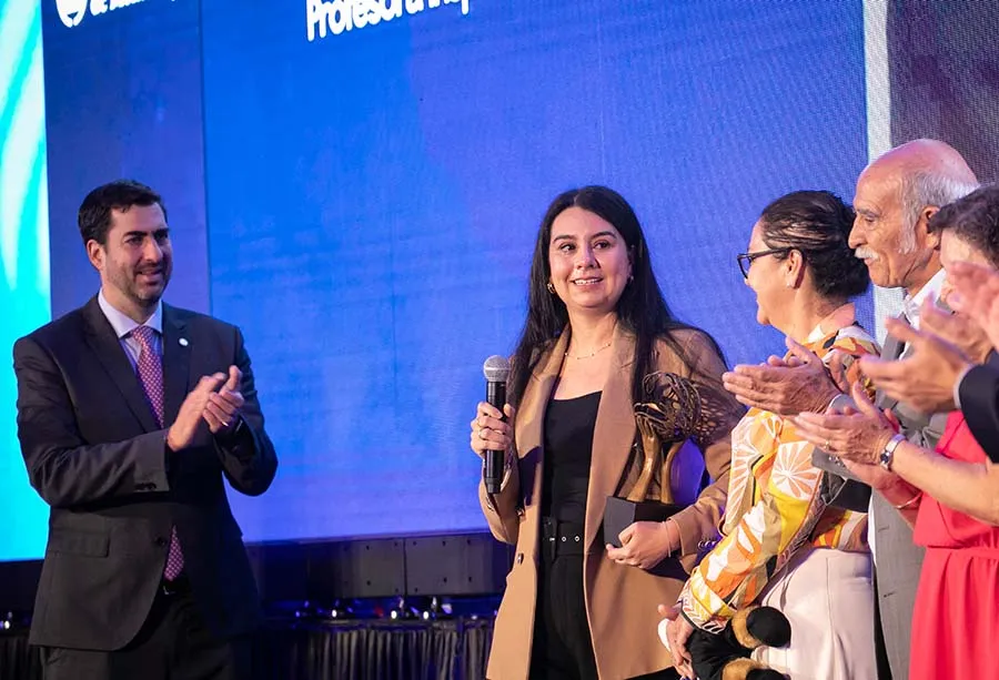 La profesora Paloma Barajas agradeci&oacute; al Tec y a sus estudiantes por este reconocimiento