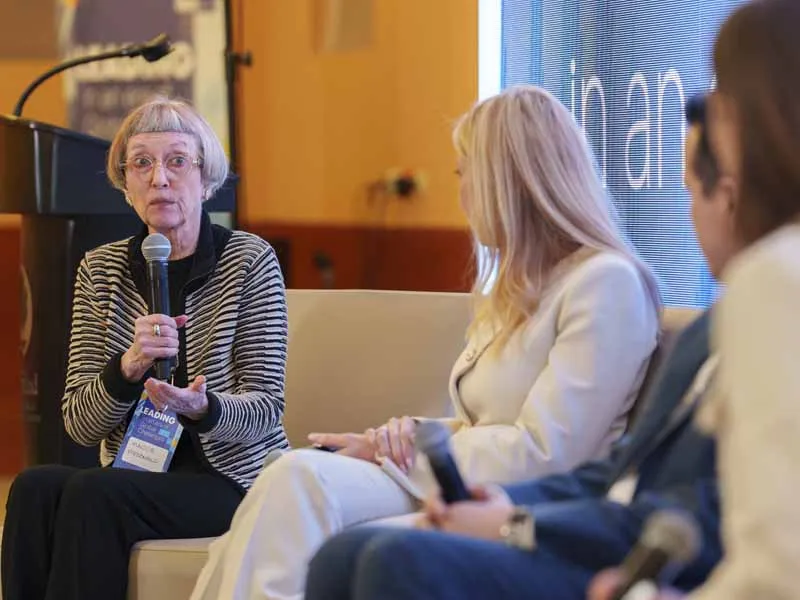Panel de discusi&oacute;n sobre liderazgo transformacional durante Foro Internacional de Liderazgo en Salud 2024.
