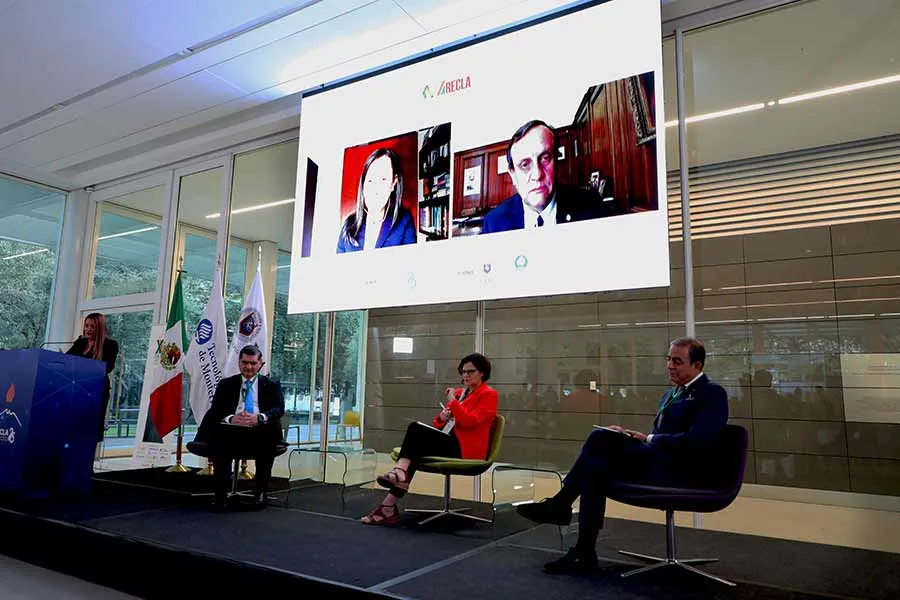  los panelistas advierten de cambios a la educaci&oacute;n