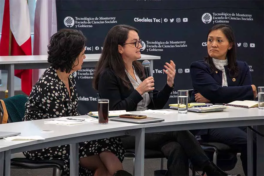 Acad&eacute;micos de diversas universidades participaron en el panel Erosi&oacute;n Democr&aacute;tica