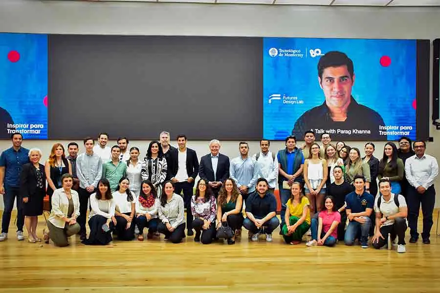 Parag Khanna en sala Mayor de Rector&iacute;a del Tec junto con alumnos, docentes y l&iacute;deres Tec.