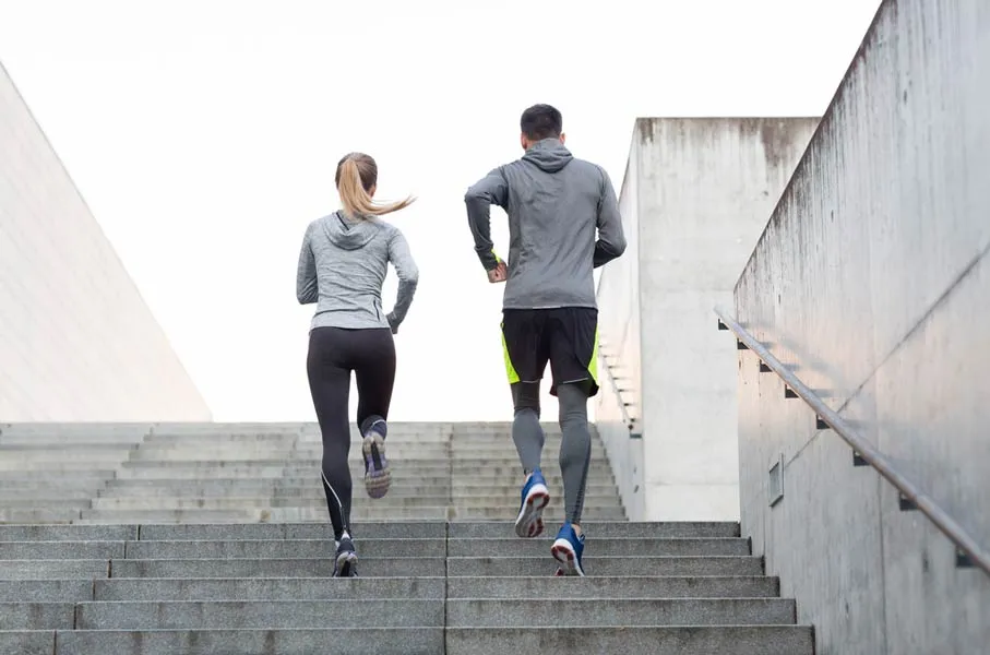 Pareja corriendo.