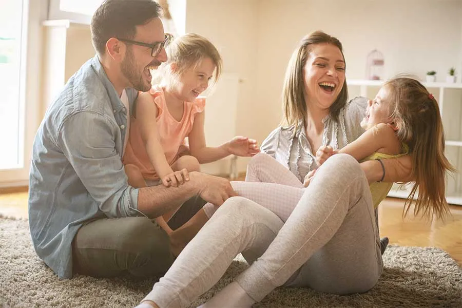 Pareja sonriente junto a un smartphone con la app 'begIA', enfatizando la importancia de la prevenci&oacute;n de ceguera