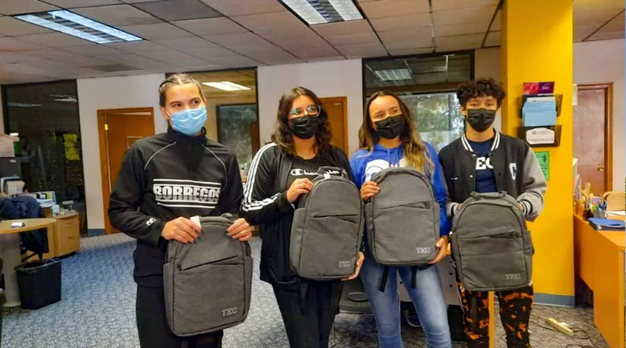 Equipo recibiendo premio por su logro