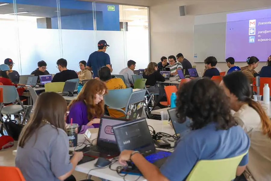 Sal&oacute;n lleno de estudiantes trabajando en sus computadoras. 