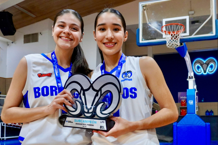 Patricia Lara y Paulina Flores, jugadoras de la selecci&oacute;n femenil del Tec campus Laguna, posan con su trofeo y medalla de segundo lugar en Intercampus 2026
