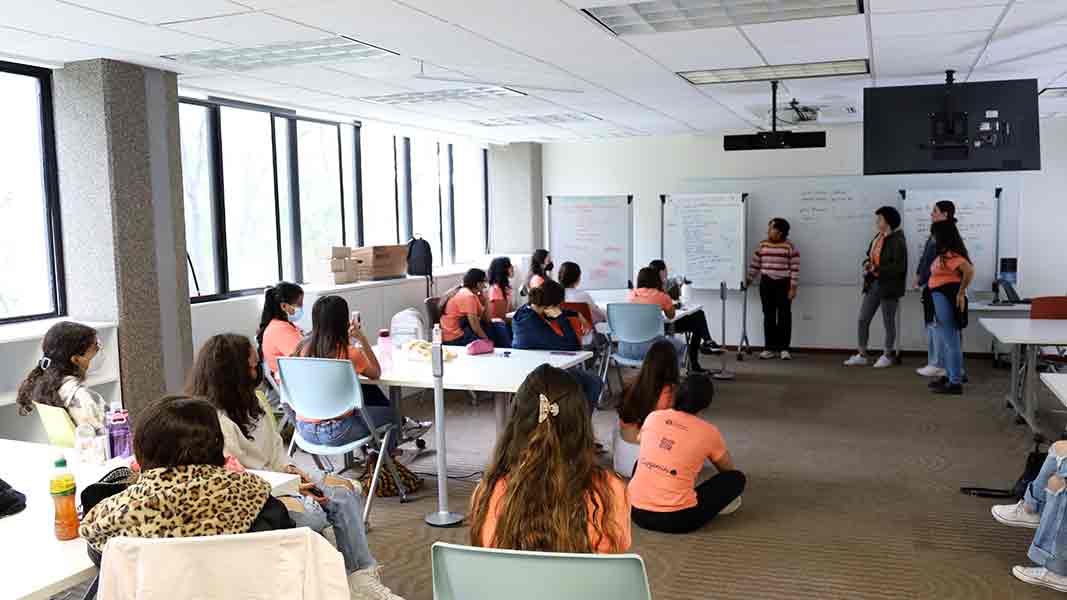 Campamento Patrones Hermosos impulsa la participaci&oacute;n de mujeres en ingenier&iacute;a.