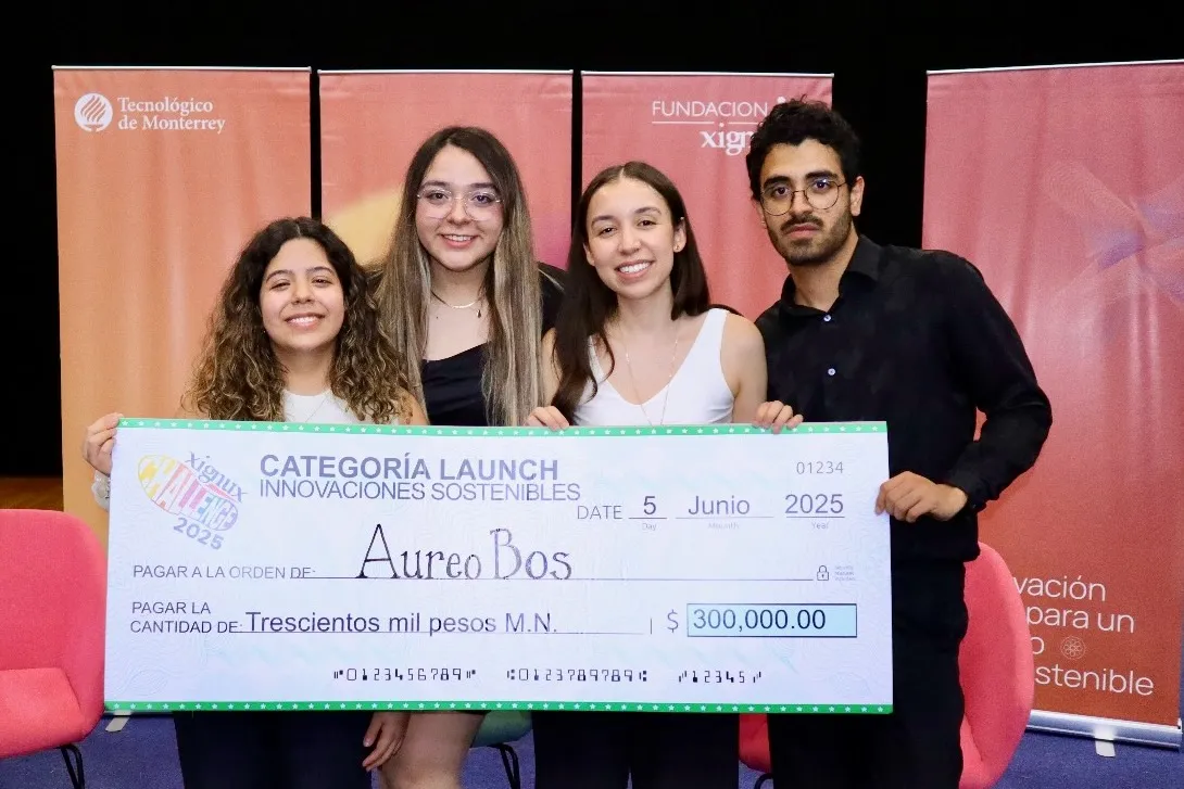 Paulina Baeza, Guadalupe Marmolejo, Arely Jim&eacute;nez y Axel Rojero muestran su premio del segundo lugar en Xignux Challenge 2025.