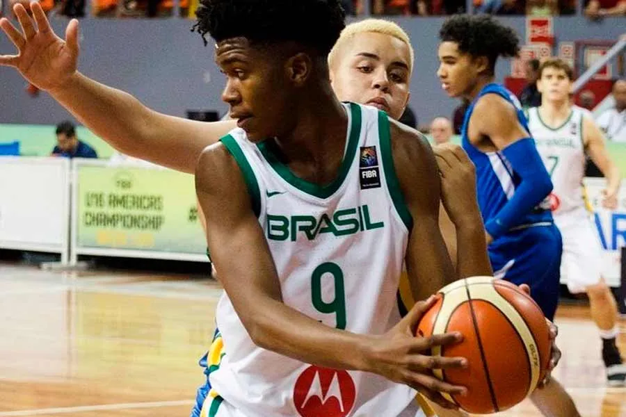Pedro Rufino jugando con la Selecci&oacute;n de Basquetbol de Brasil 