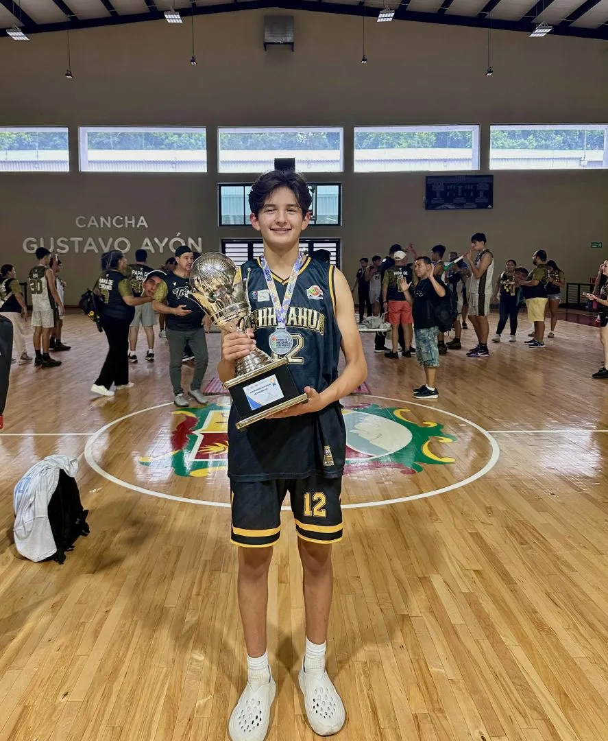 Pedro QPedro, con trofeo tras el subcampeonato nacional U15 con Chihuahua.