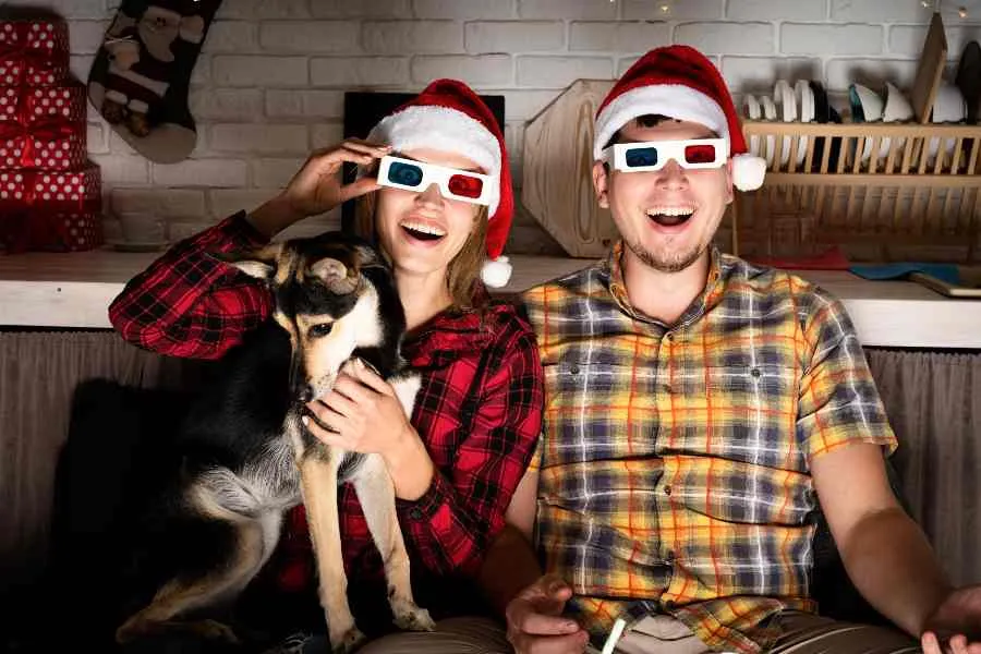 Pareja viendo pel&iacute;culas de navidad