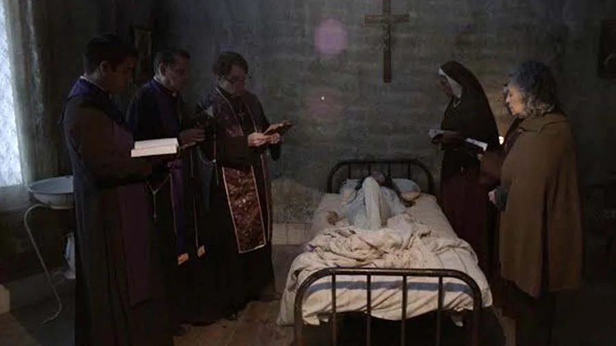 Molo Alcocer, egresado de campus Quer&eacute;taro cumpli&oacute; su sue&ntilde;o de escribir y producir su primera pel&iacute;cula de terror: El exorcismo de Carmen Farias.